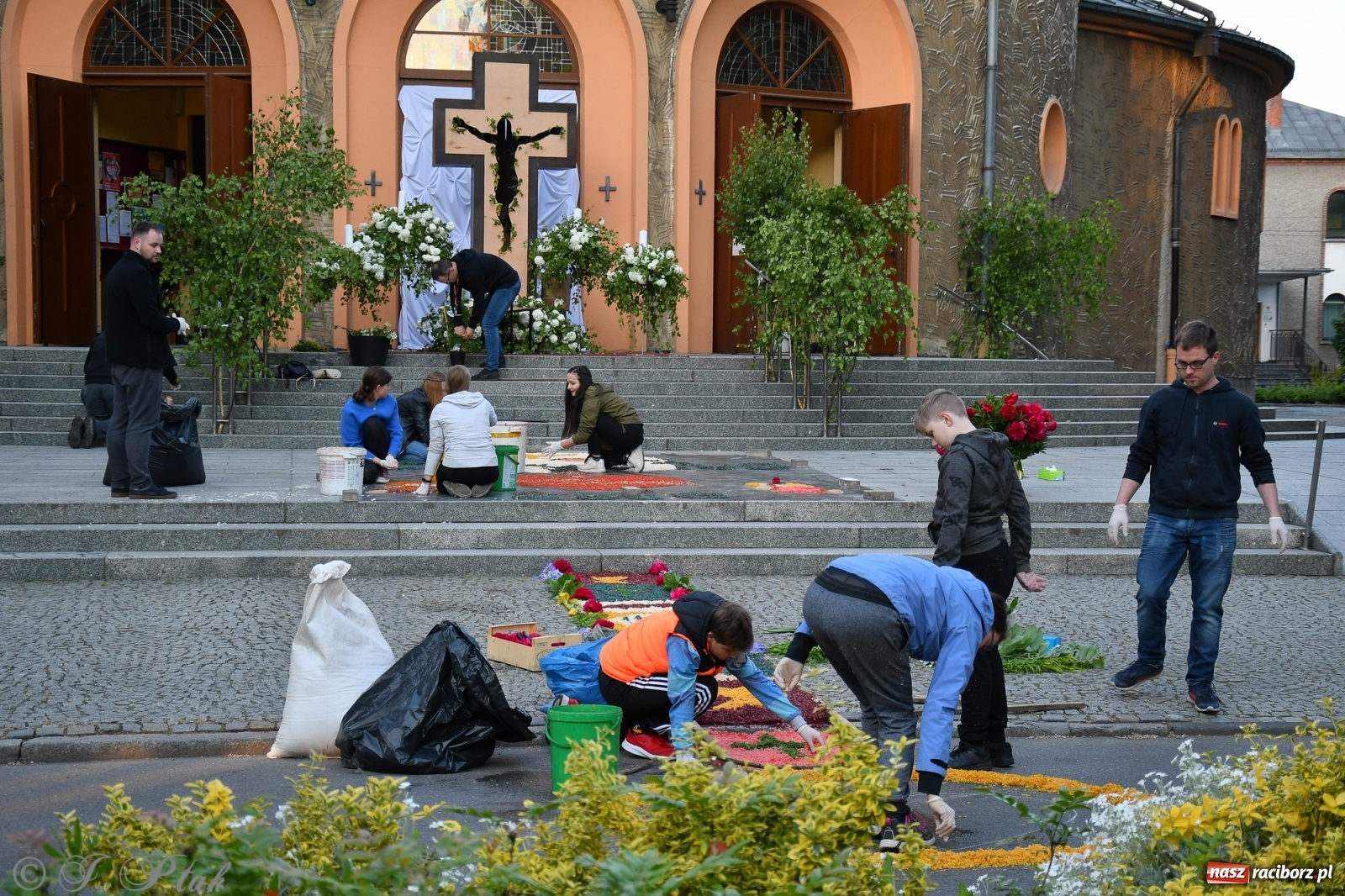 Zdjęcie w galerii na portalu naszraciborz.pl: W Sercu i Matce Bożej strojenie na Boże Ciało połączyło pokolenia wiadomości z regionu