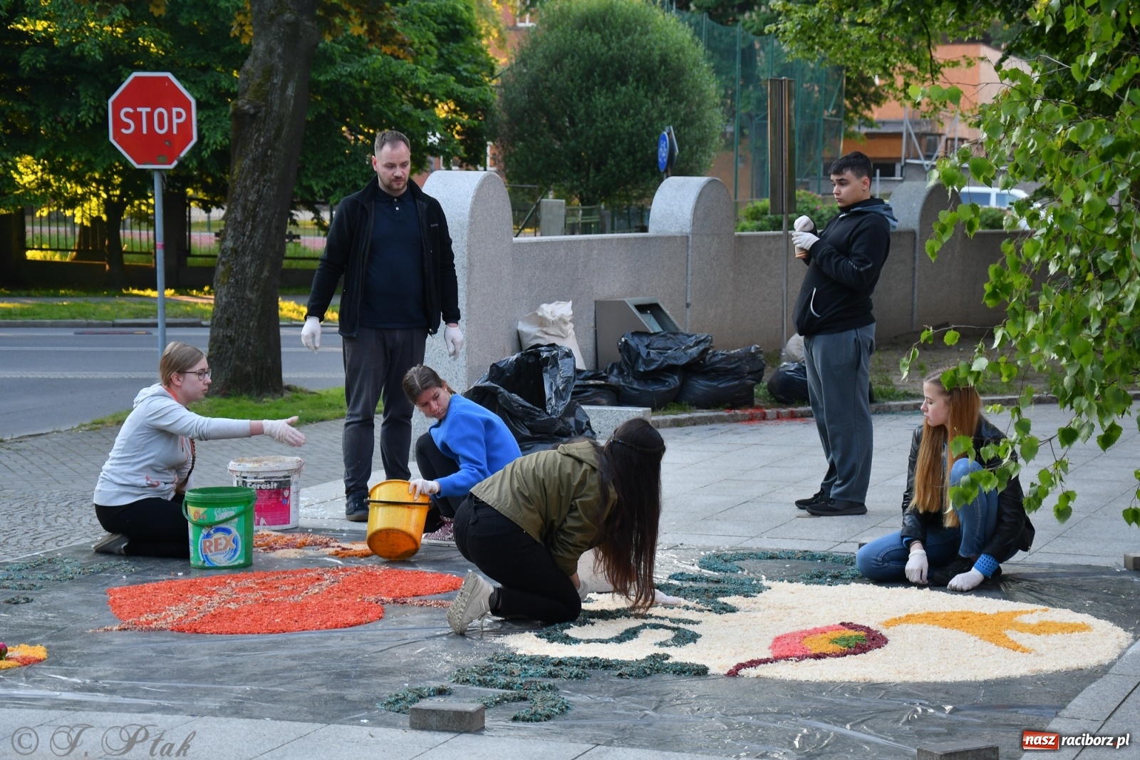 Zdjęcie w galerii na portalu naszraciborz.pl: W Sercu i Matce Bożej strojenie na Boże Ciało połączyło pokolenia wiadomości z regionu