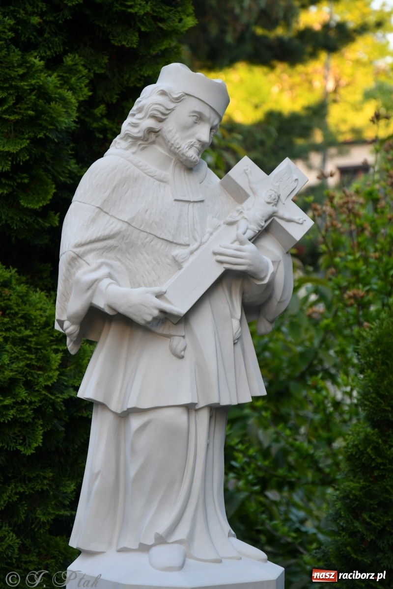 Zdjęcie w galerii na portalu naszraciborz.pl: W Sercu i Matce Bożej strojenie na Boże Ciało połączyło pokolenia wiadomości z regionu