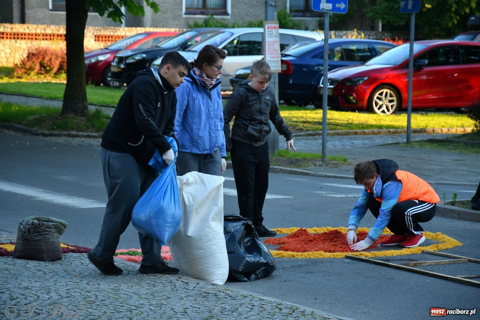 Zdjęcie w galerii na portalu naszraciborz.pl: W Sercu i Matce Bożej strojenie na Boże Ciało połączyło pokolenia wiadomości z regionu