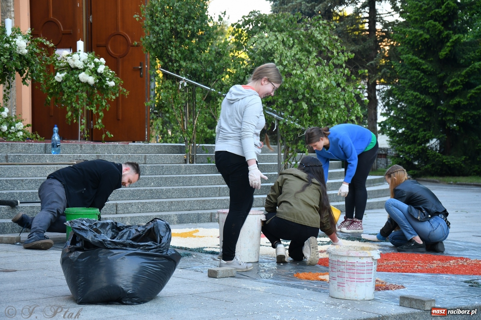 Zdjęcie w galerii na portalu naszraciborz.pl: W Sercu i Matce Bożej strojenie na Boże Ciało połączyło pokolenia wiadomości z regionu