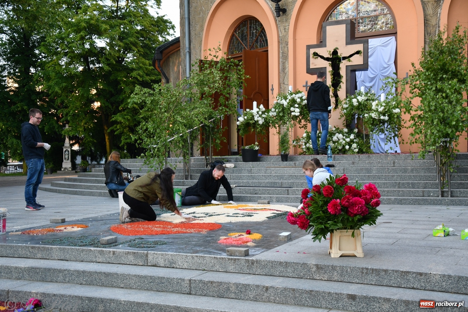 Zdjęcie w galerii na portalu naszraciborz.pl: W Sercu i Matce Bożej strojenie na Boże Ciało połączyło pokolenia wiadomości z regionu