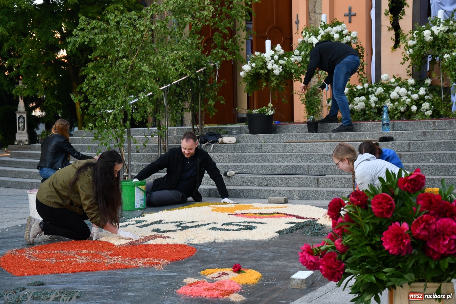 Zdjęcie w galerii na portalu naszraciborz.pl: W Sercu i Matce Bożej strojenie na Boże Ciało połączyło pokolenia wiadomości z regionu