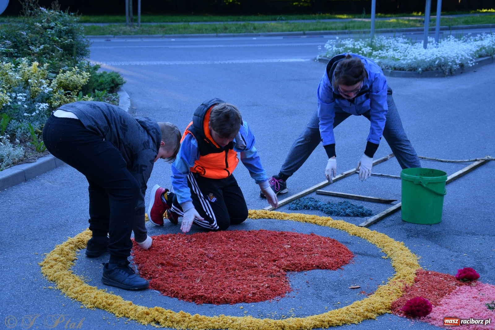 Zdjęcie w galerii na portalu naszraciborz.pl: W Sercu i Matce Bożej strojenie na Boże Ciało połączyło pokolenia wiadomości z regionu