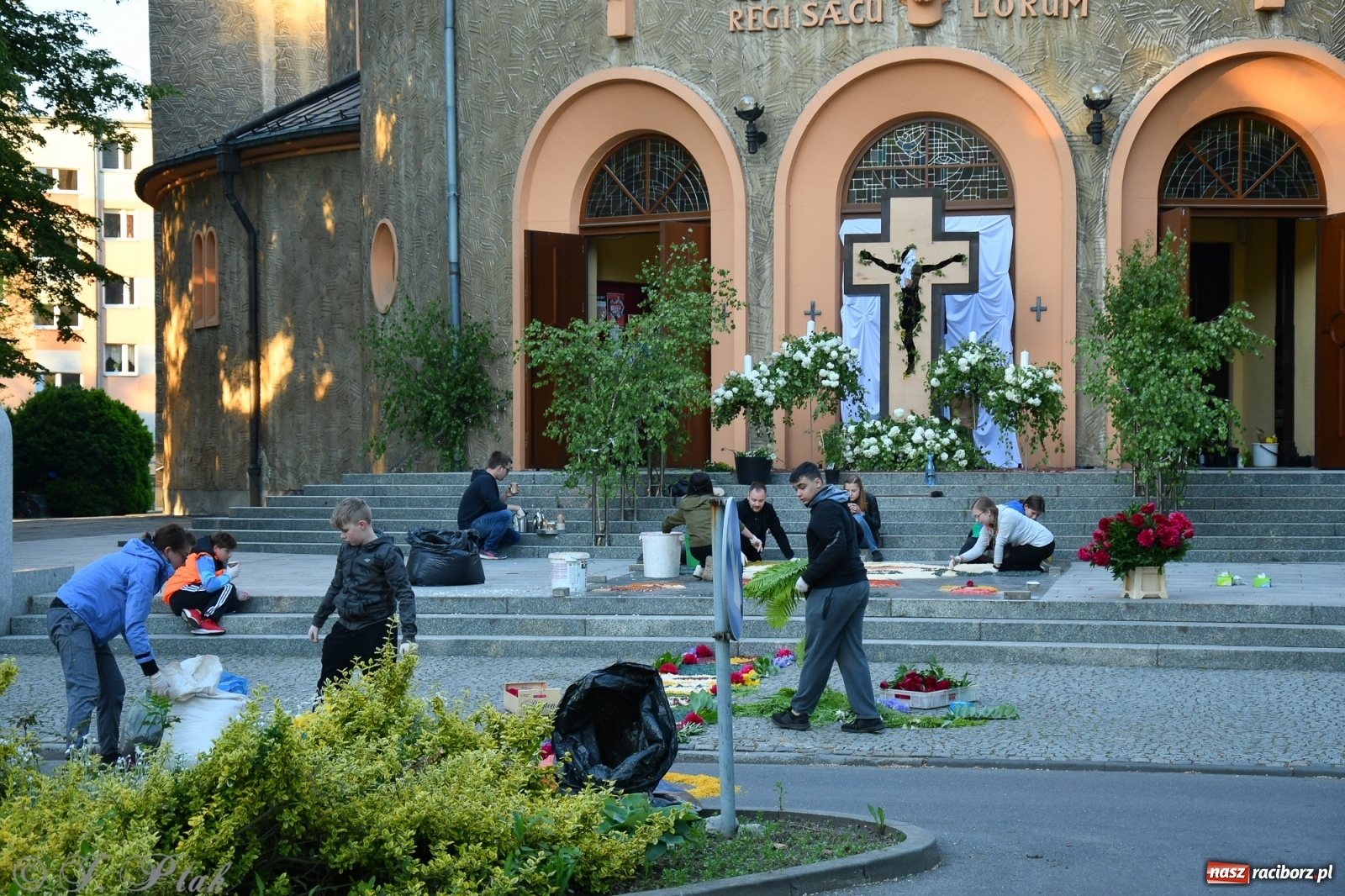 Zdjęcie w galerii na portalu naszraciborz.pl: W Sercu i Matce Bożej strojenie na Boże Ciało połączyło pokolenia wiadomości z regionu