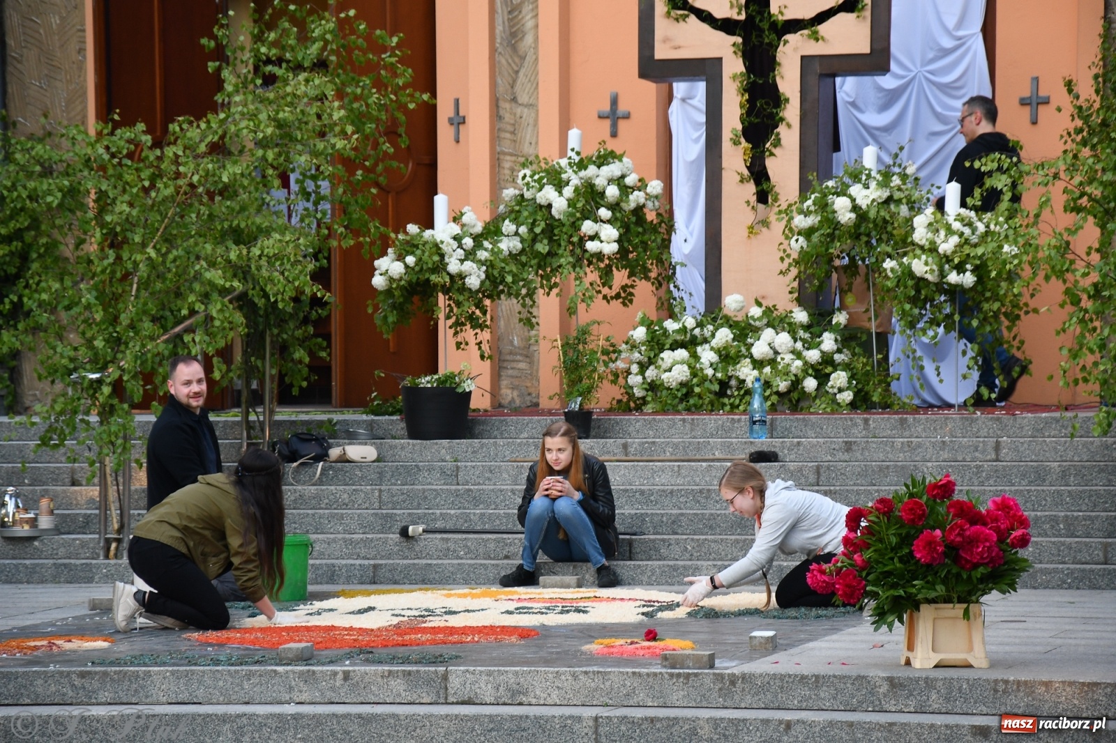 Zdjęcie w galerii na portalu naszraciborz.pl: W Sercu i Matce Bożej strojenie na Boże Ciało połączyło pokolenia wiadomości z regionu