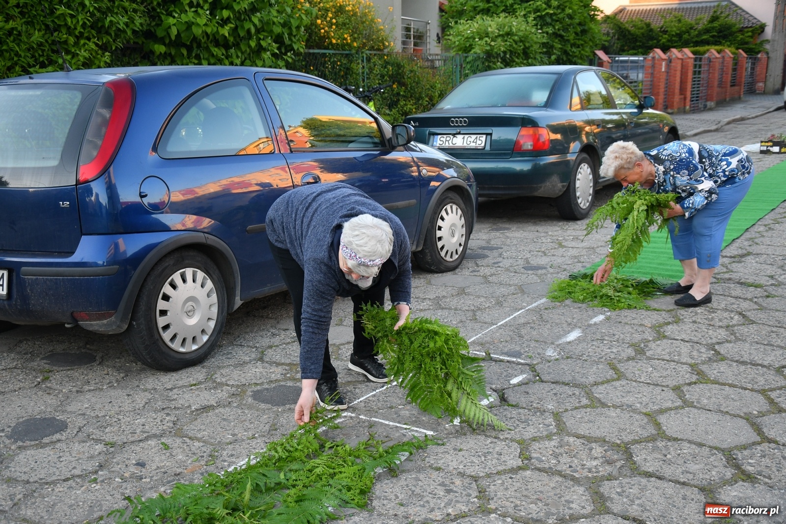 Zdjęcie w galerii na portalu naszraciborz.pl: W Sercu i Matce Bożej strojenie na Boże Ciało połączyło pokolenia wiadomości z regionu