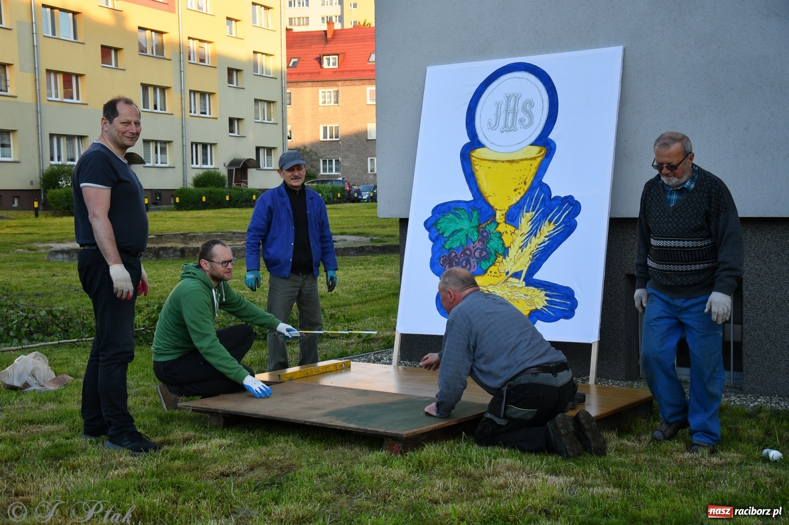 Zdjęcie w galerii na portalu naszraciborz.pl: W Sercu i Matce Bożej strojenie na Boże Ciało połączyło pokolenia wiadomości z regionu