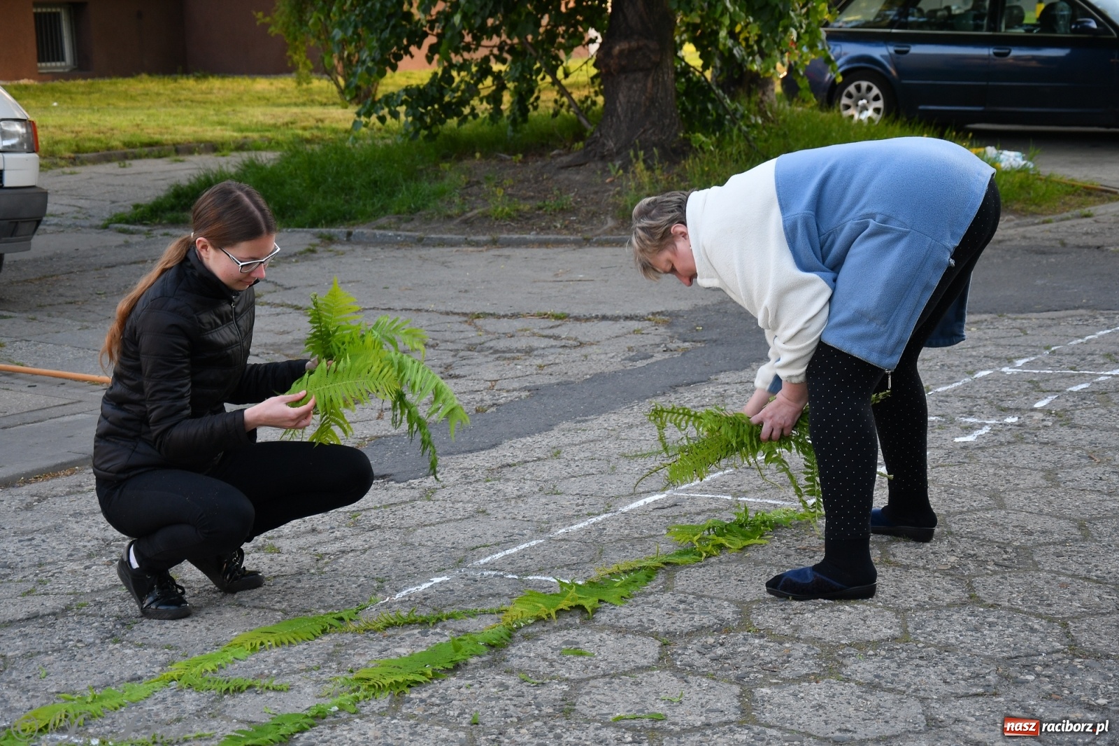 Zdjęcie w galerii na portalu naszraciborz.pl: W Sercu i Matce Bożej strojenie na Boże Ciało połączyło pokolenia wiadomości z regionu