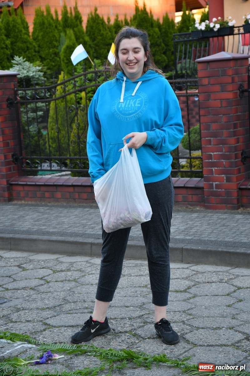 Zdjęcie w galerii na portalu naszraciborz.pl: W Sercu i Matce Bożej strojenie na Boże Ciało połączyło pokolenia wiadomości z regionu