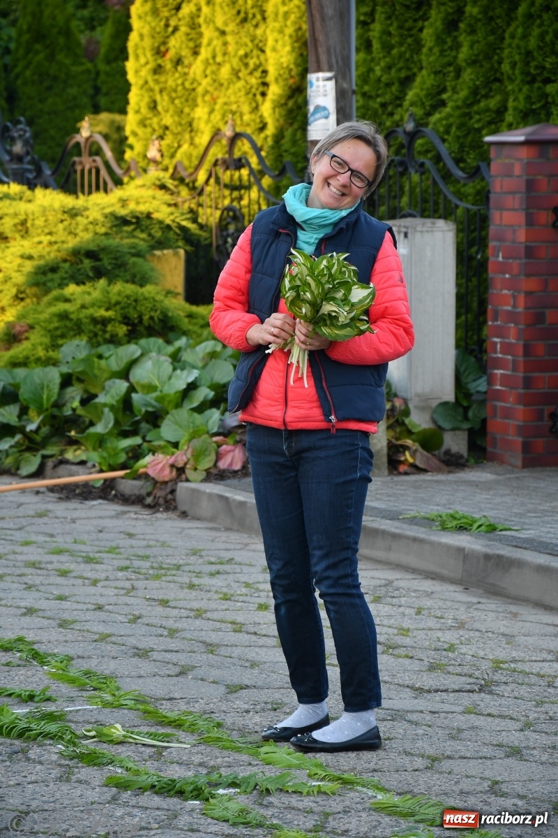 Zdjęcie w galerii na portalu naszraciborz.pl: W Sercu i Matce Bożej strojenie na Boże Ciało połączyło pokolenia wiadomości z regionu