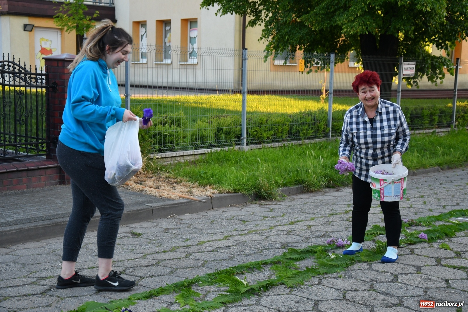 Zdjęcie w galerii na portalu naszraciborz.pl: W Sercu i Matce Bożej strojenie na Boże Ciało połączyło pokolenia wiadomości z regionu