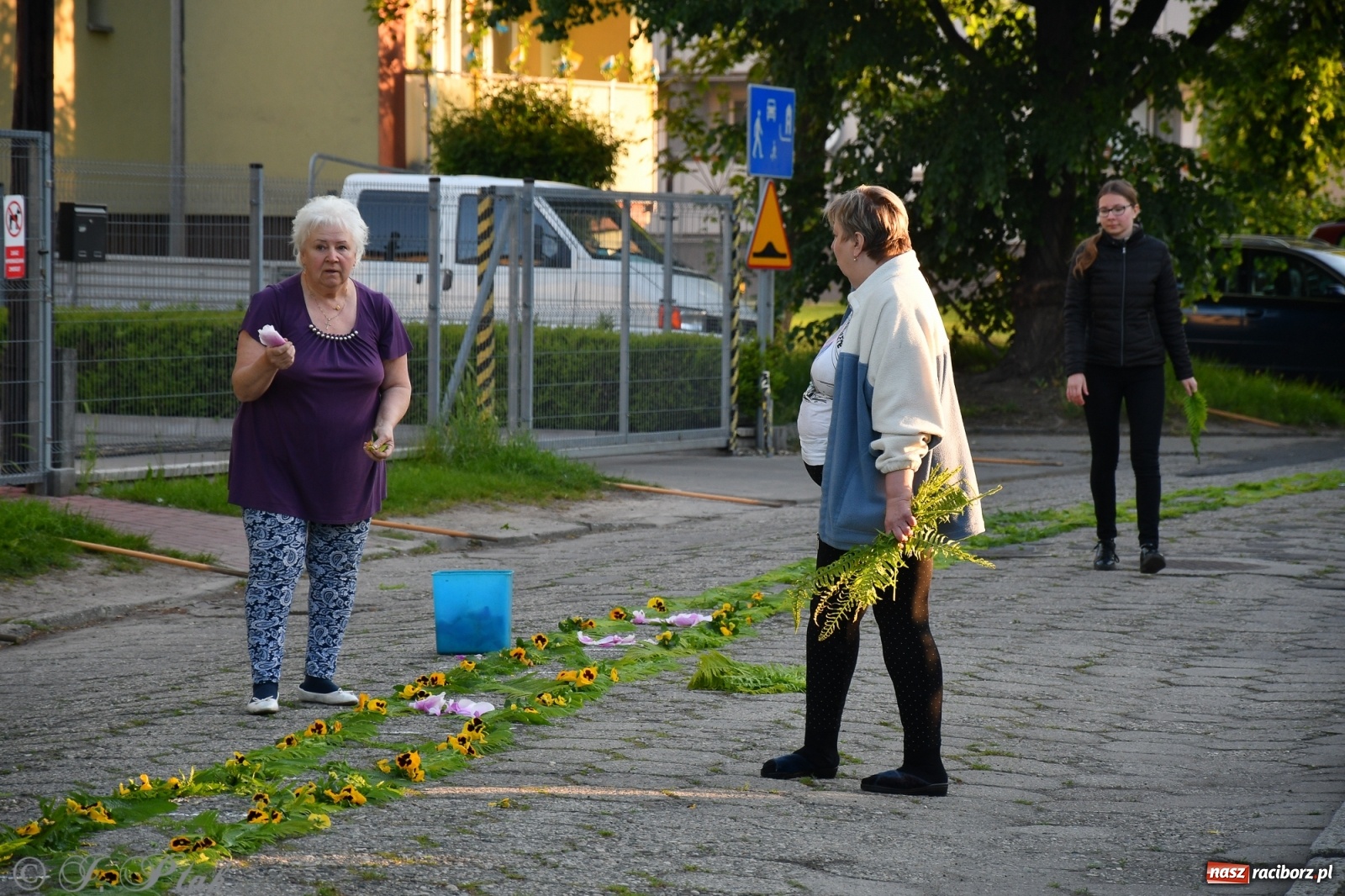 Zdjęcie w galerii na portalu naszraciborz.pl: W Sercu i Matce Bożej strojenie na Boże Ciało połączyło pokolenia wiadomości z regionu
