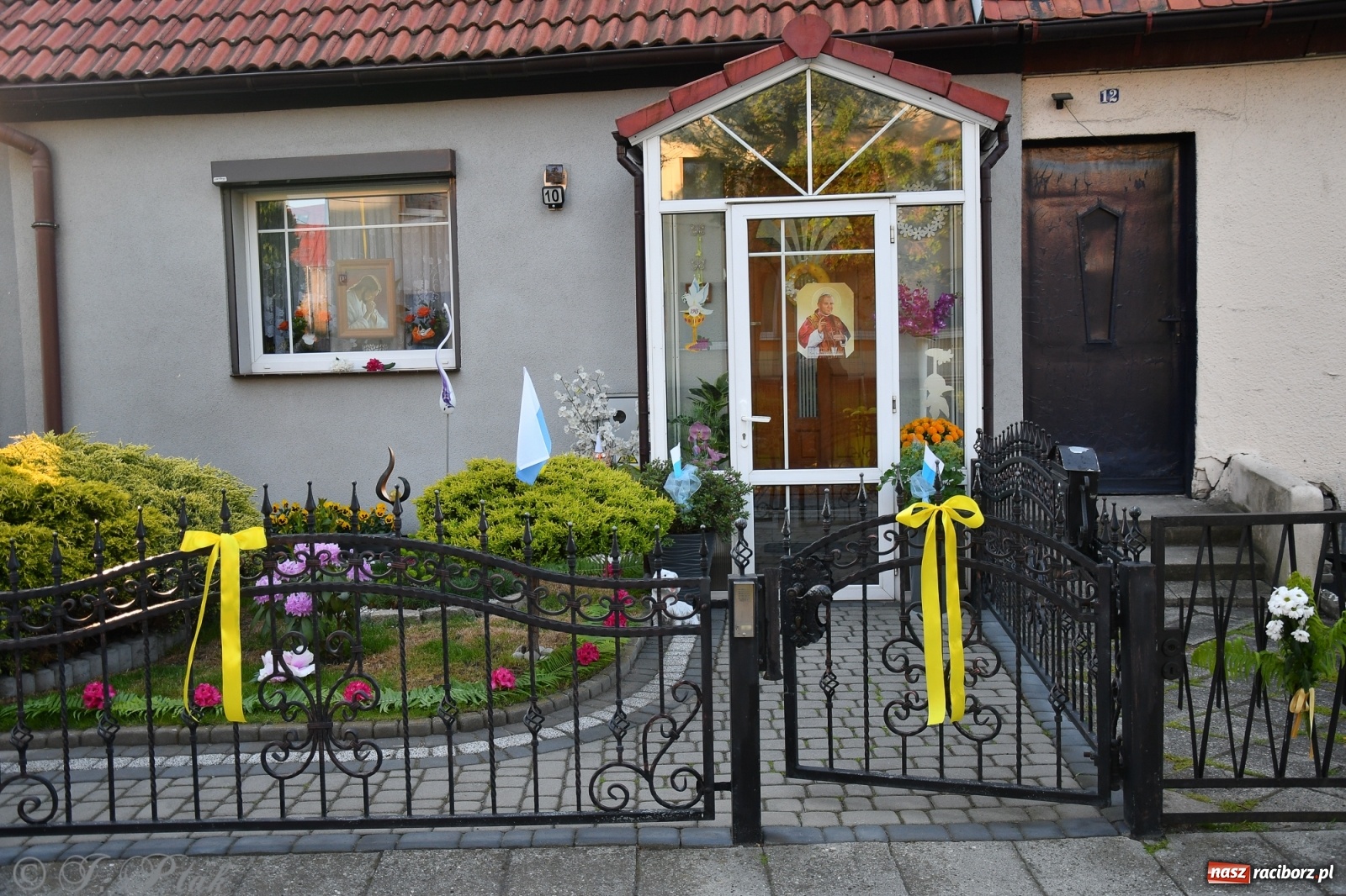 Zdjęcie w galerii na portalu naszraciborz.pl: W Sercu i Matce Bożej strojenie na Boże Ciało połączyło pokolenia wiadomości z regionu