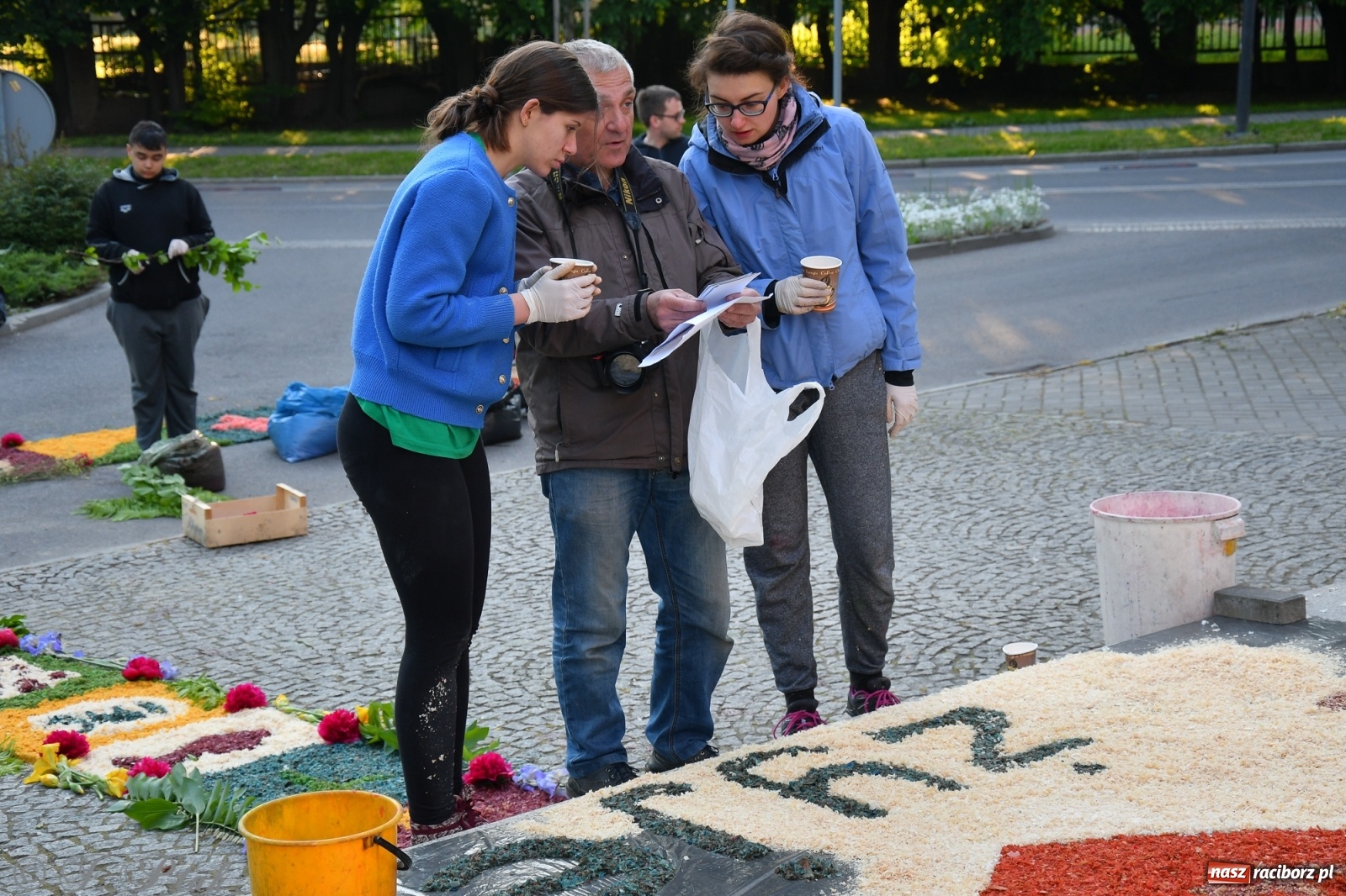 Zdjęcie w galerii na portalu naszraciborz.pl: W Sercu i Matce Bożej strojenie na Boże Ciało połączyło pokolenia wiadomości z regionu