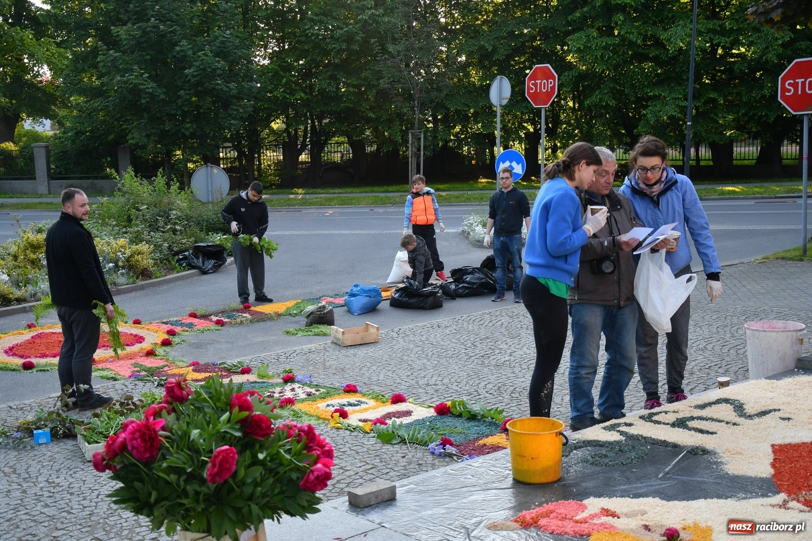 Zdjęcie w galerii na portalu naszraciborz.pl: W Sercu i Matce Bożej strojenie na Boże Ciało połączyło pokolenia wiadomości z regionu