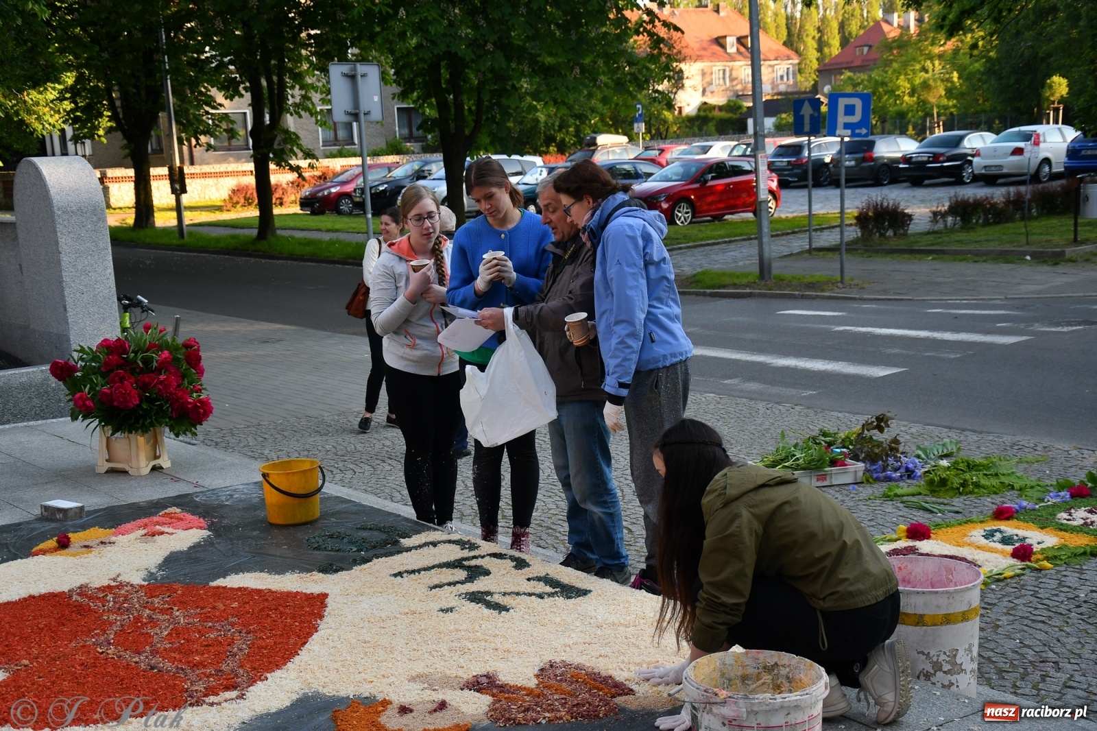 Zdjęcie w galerii na portalu naszraciborz.pl: W Sercu i Matce Bożej strojenie na Boże Ciało połączyło pokolenia wiadomości z regionu