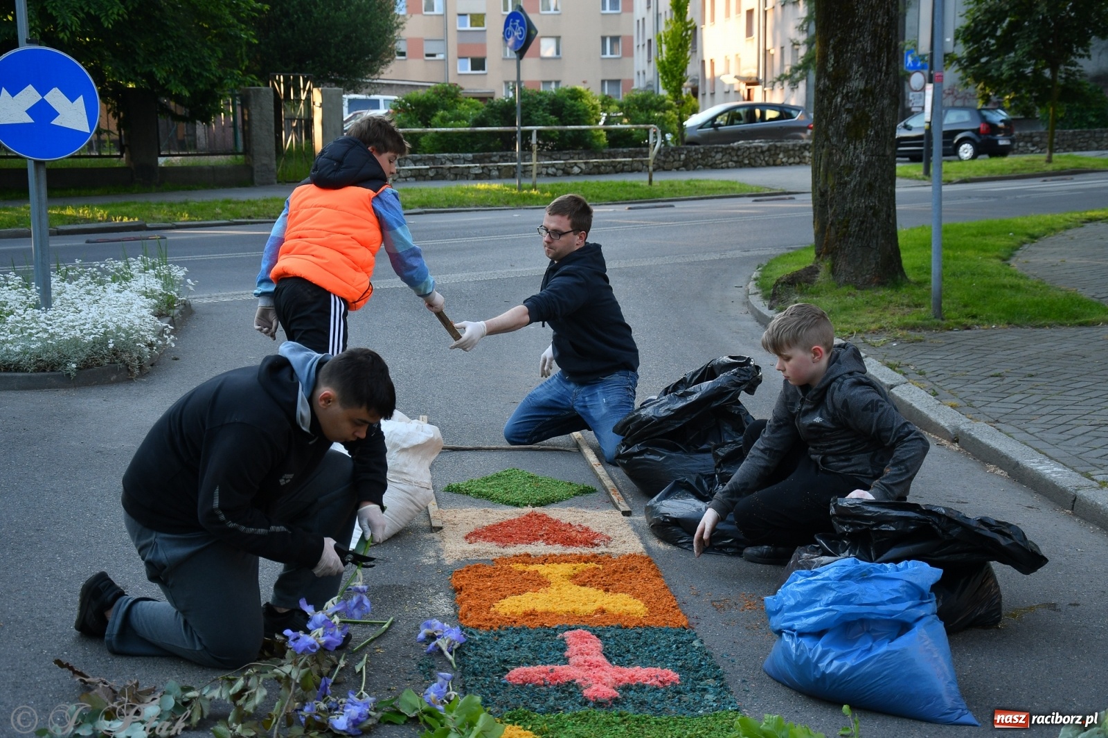 Zdjęcie w galerii na portalu naszraciborz.pl: W Sercu i Matce Bożej strojenie na Boże Ciało połączyło pokolenia wiadomości z regionu