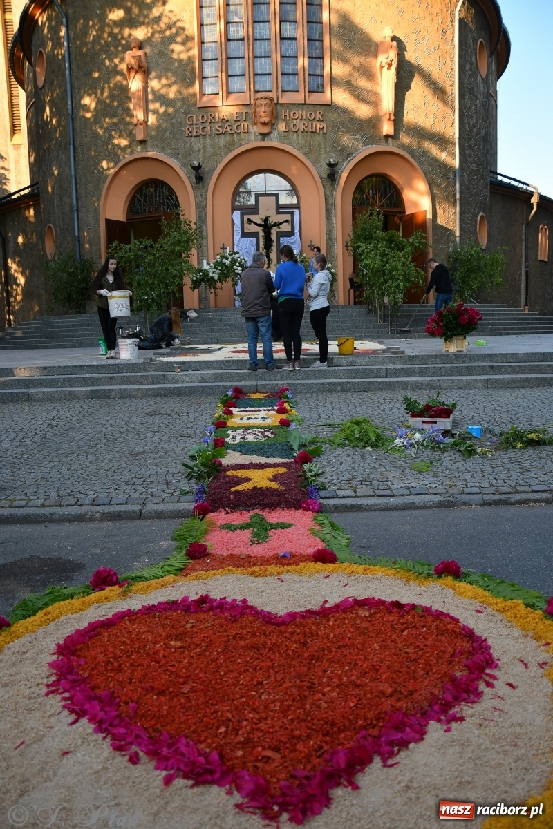 Zdjęcie w galerii na portalu naszraciborz.pl: W Sercu i Matce Bożej strojenie na Boże Ciało połączyło pokolenia wiadomości z regionu