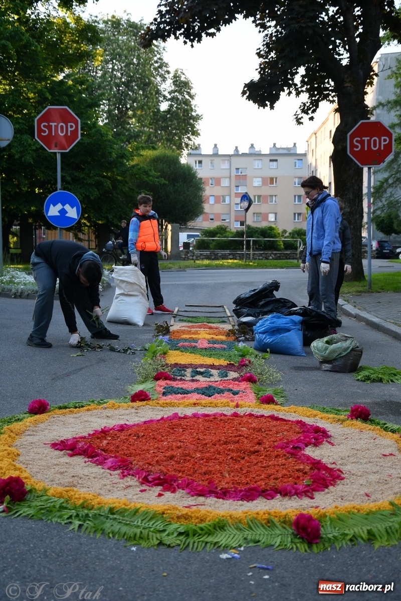 Zdjęcie w galerii na portalu naszraciborz.pl: W Sercu i Matce Bożej strojenie na Boże Ciało połączyło pokolenia wiadomości z regionu