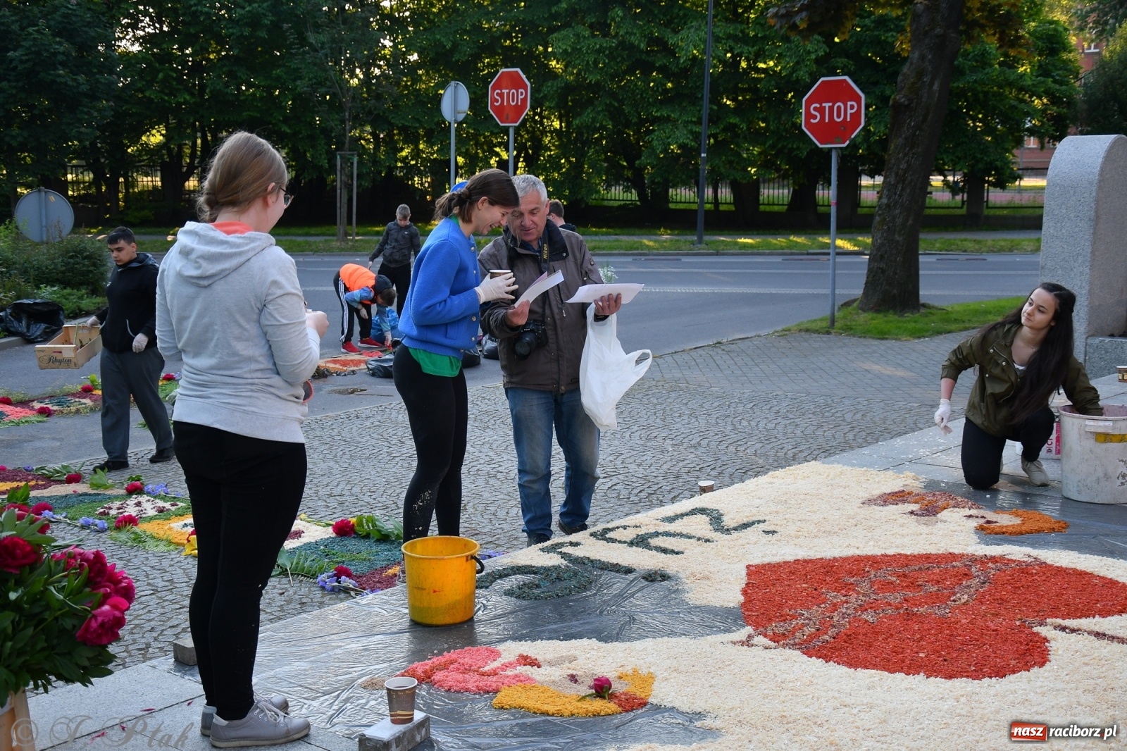 Zdjęcie w galerii na portalu naszraciborz.pl: W Sercu i Matce Bożej strojenie na Boże Ciało połączyło pokolenia wiadomości z regionu