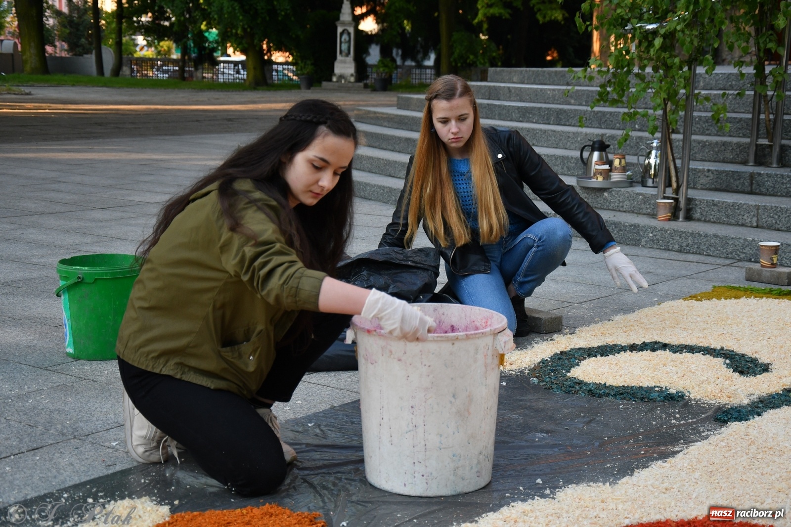 Zdjęcie w galerii na portalu naszraciborz.pl: W Sercu i Matce Bożej strojenie na Boże Ciało połączyło pokolenia wiadomości z regionu