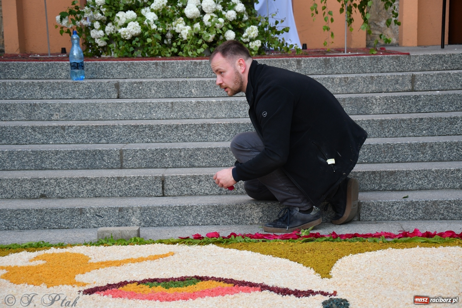 Zdjęcie w galerii na portalu naszraciborz.pl: W Sercu i Matce Bożej strojenie na Boże Ciało połączyło pokolenia wiadomości z regionu