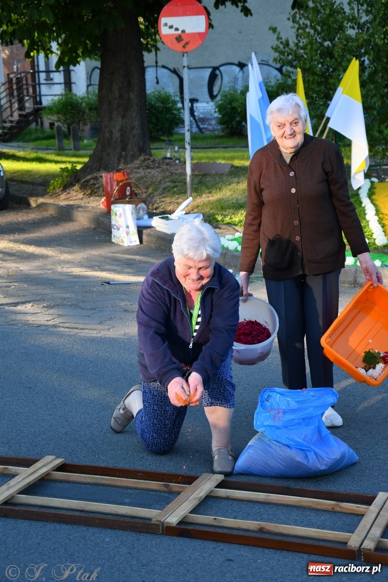 Zdjęcie w galerii na portalu naszraciborz.pl: W Sercu i Matce Bożej strojenie na Boże Ciało połączyło pokolenia wiadomości z regionu