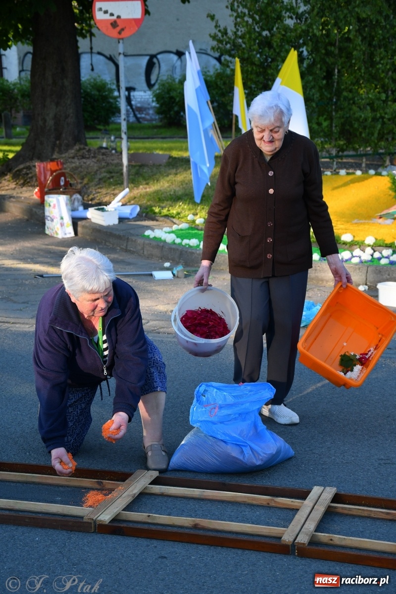 Zdjęcie w galerii na portalu naszraciborz.pl: W Sercu i Matce Bożej strojenie na Boże Ciało połączyło pokolenia wiadomości z regionu