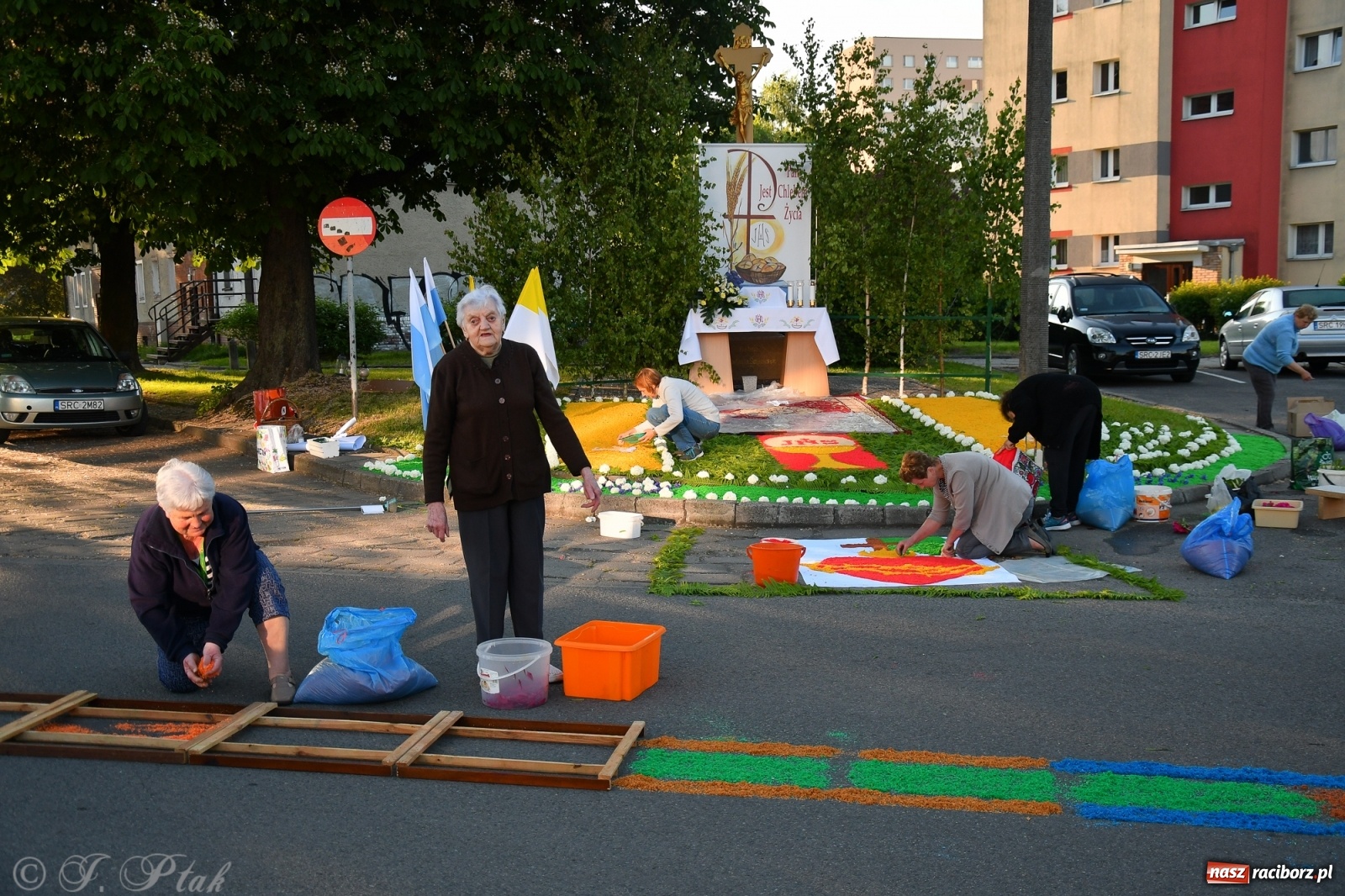 Zdjęcie w galerii na portalu naszraciborz.pl: W Sercu i Matce Bożej strojenie na Boże Ciało połączyło pokolenia wiadomości z regionu