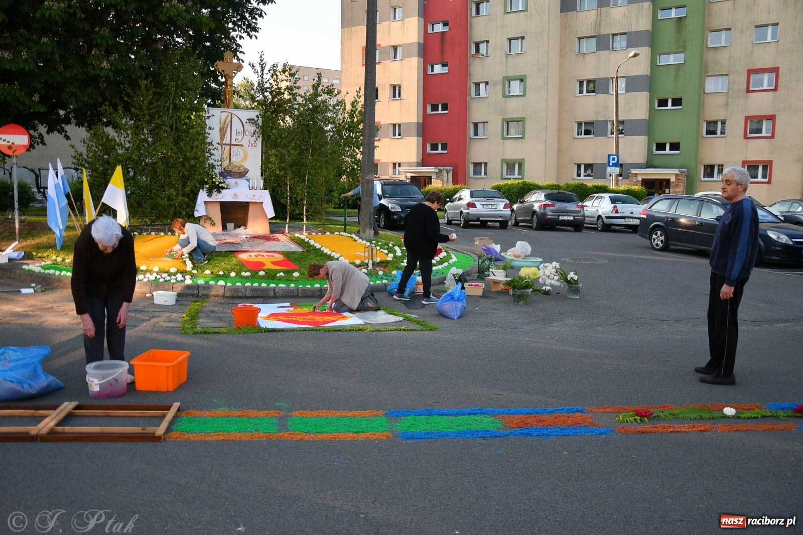Zdjęcie w galerii na portalu naszraciborz.pl: W Sercu i Matce Bożej strojenie na Boże Ciało połączyło pokolenia wiadomości z regionu