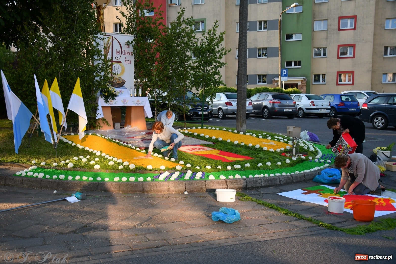 Zdjęcie w galerii na portalu naszraciborz.pl: W Sercu i Matce Bożej strojenie na Boże Ciało połączyło pokolenia wiadomości z regionu