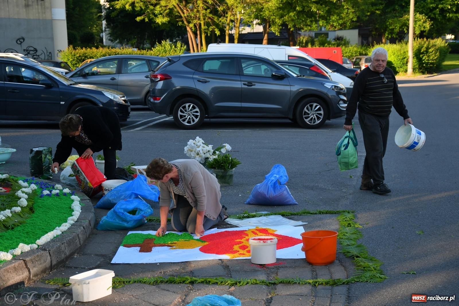Zdjęcie w galerii na portalu naszraciborz.pl: W Sercu i Matce Bożej strojenie na Boże Ciało połączyło pokolenia wiadomości z regionu