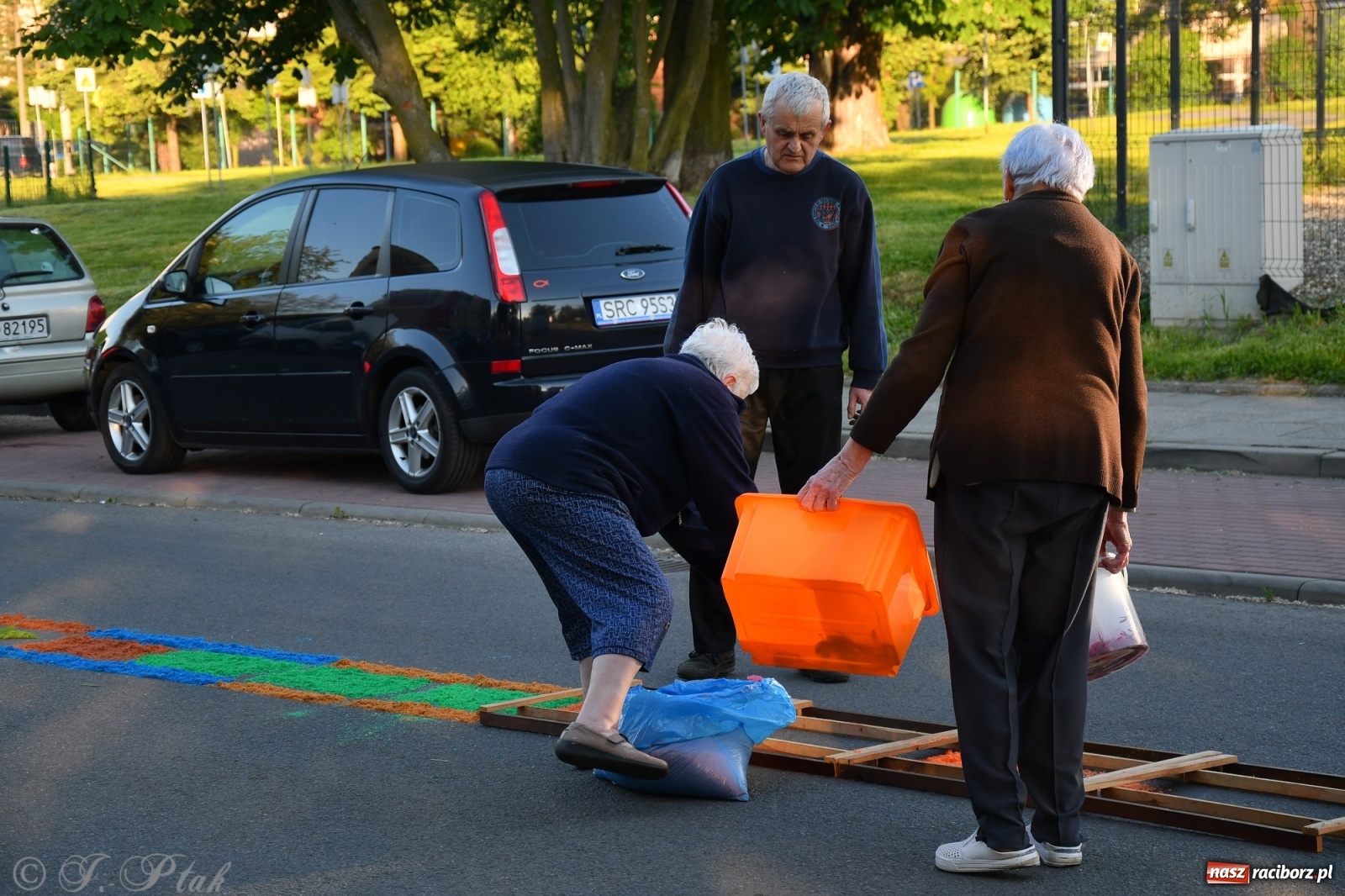 Zdjęcie w galerii na portalu naszraciborz.pl: W Sercu i Matce Bożej strojenie na Boże Ciało połączyło pokolenia wiadomości z regionu