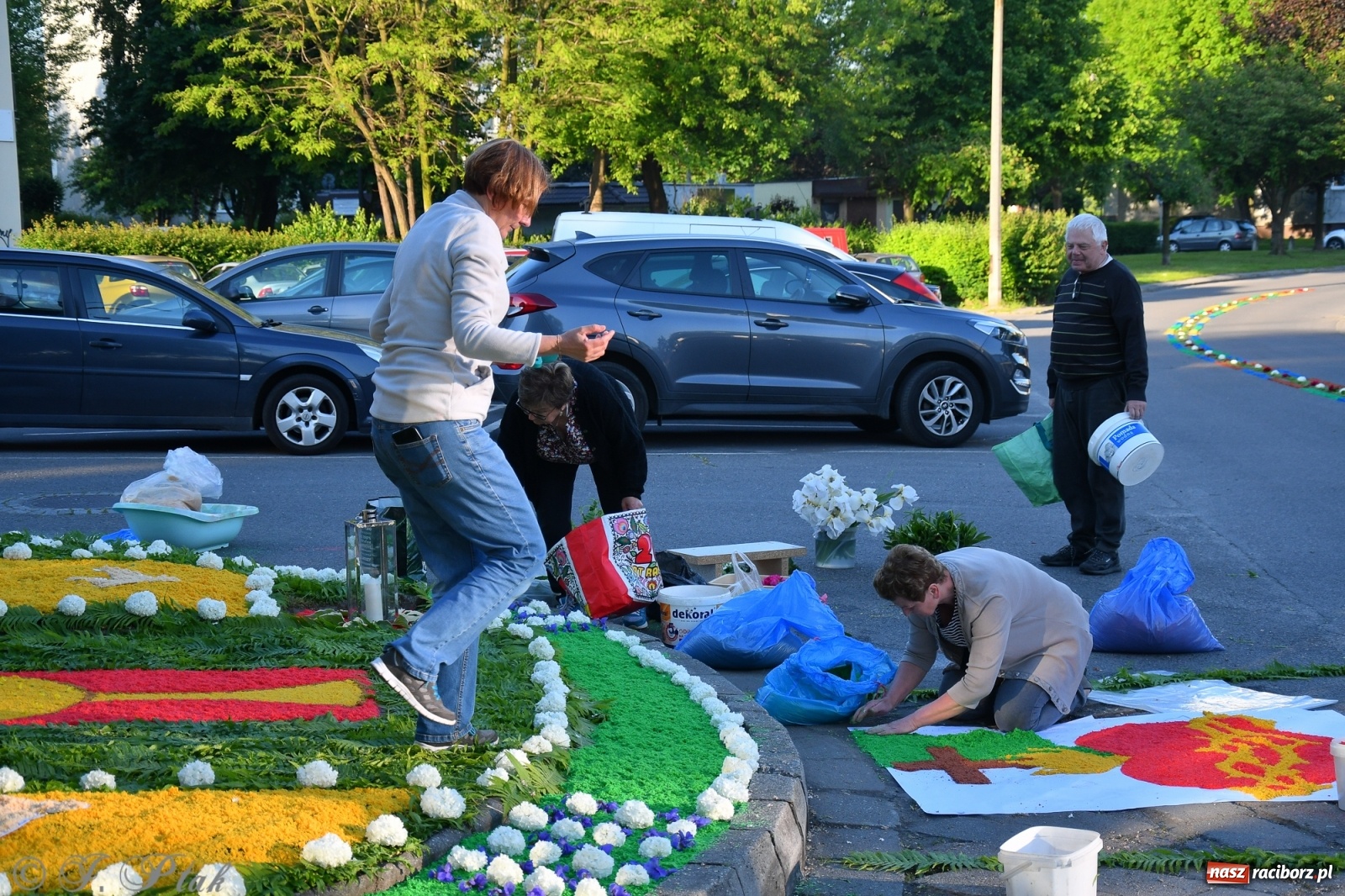 Zdjęcie w galerii na portalu naszraciborz.pl: W Sercu i Matce Bożej strojenie na Boże Ciało połączyło pokolenia wiadomości z regionu