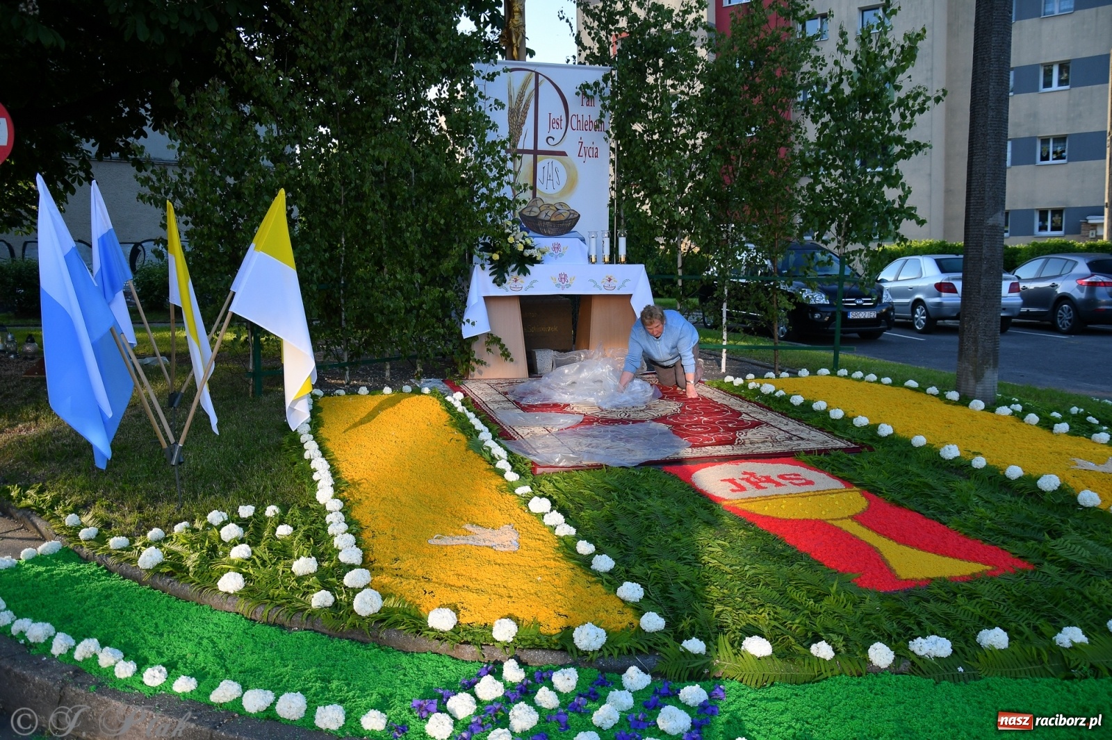 Zdjęcie w galerii na portalu naszraciborz.pl: W Sercu i Matce Bożej strojenie na Boże Ciało połączyło pokolenia wiadomości z regionu