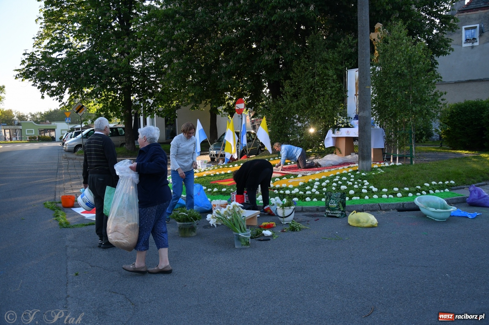 Zdjęcie w galerii na portalu naszraciborz.pl: W Sercu i Matce Bożej strojenie na Boże Ciało połączyło pokolenia wiadomości z regionu