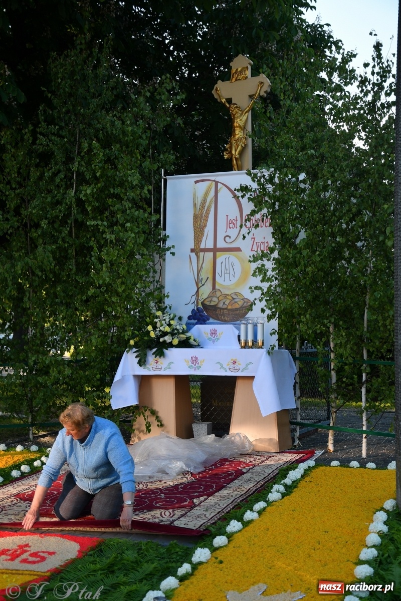 Zdjęcie w galerii na portalu naszraciborz.pl: W Sercu i Matce Bożej strojenie na Boże Ciało połączyło pokolenia wiadomości z regionu
