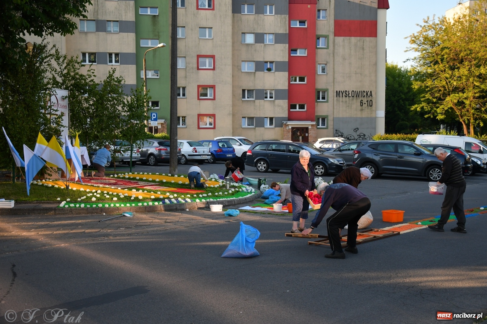 Zdjęcie w galerii na portalu naszraciborz.pl: W Sercu i Matce Bożej strojenie na Boże Ciało połączyło pokolenia wiadomości z regionu