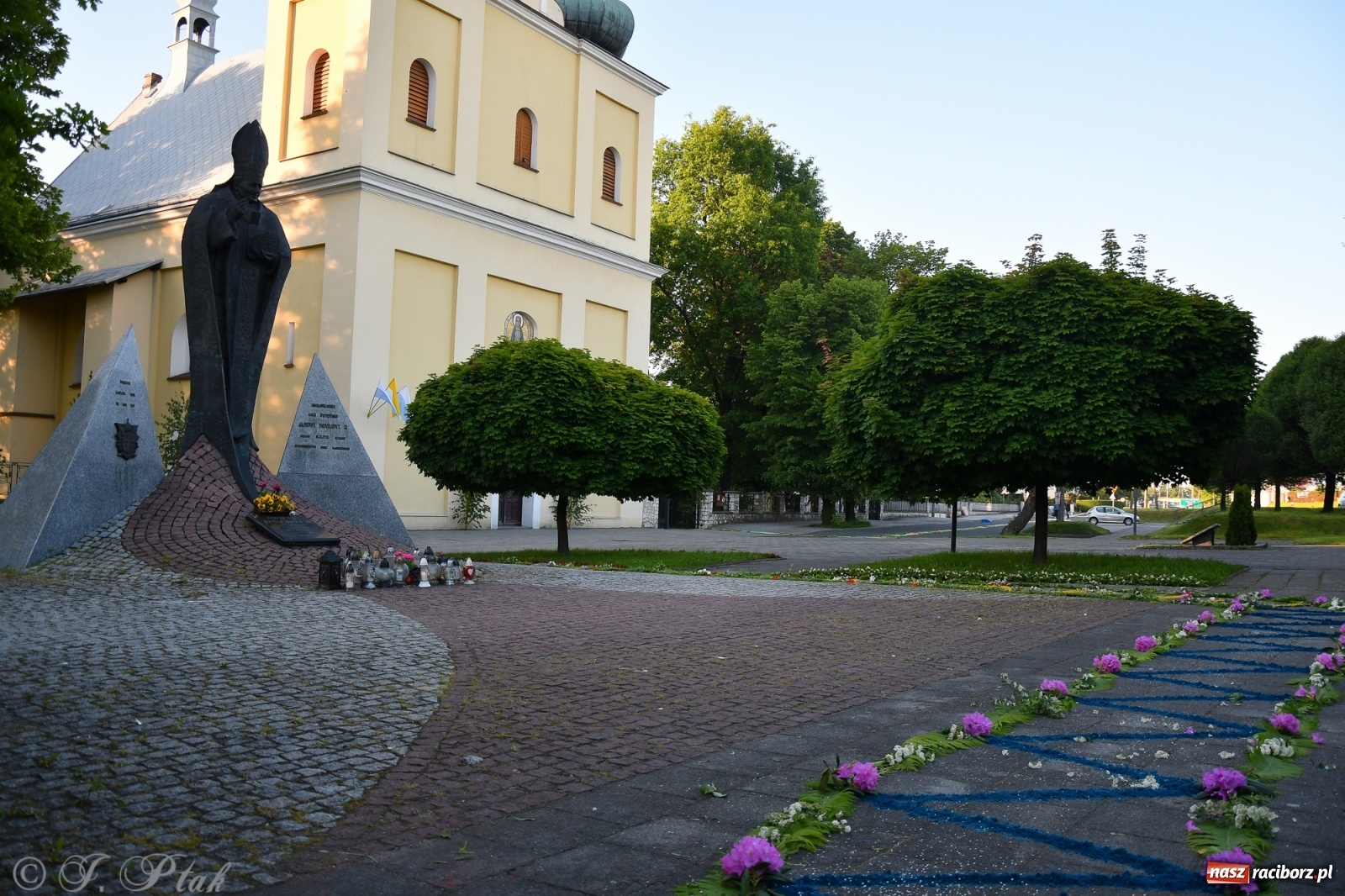 Zdjęcie w galerii na portalu naszraciborz.pl: W Sercu i Matce Bożej strojenie na Boże Ciało połączyło pokolenia wiadomości z regionu