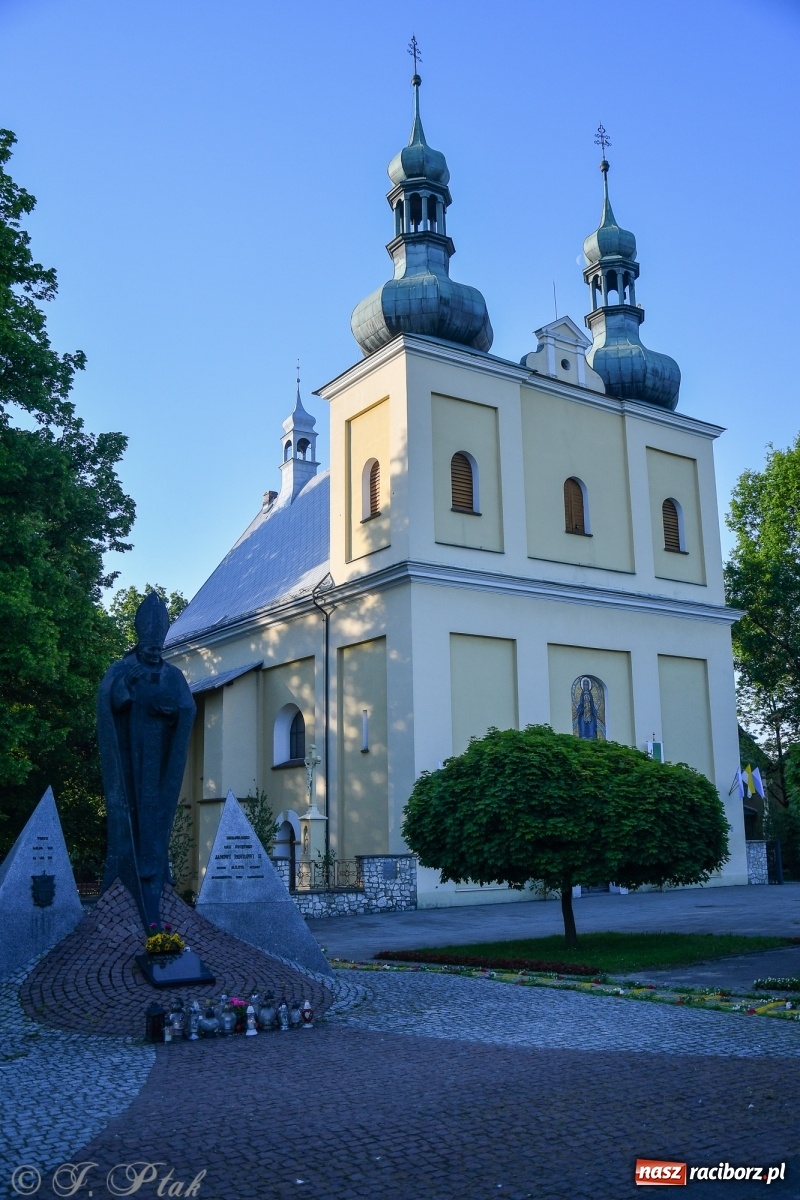 Zdjęcie w galerii na portalu naszraciborz.pl: W Sercu i Matce Bożej strojenie na Boże Ciało połączyło pokolenia wiadomości z regionu