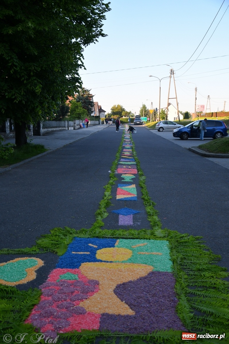 Zdjęcie w galerii na portalu naszraciborz.pl: W Sercu i Matce Bożej strojenie na Boże Ciało połączyło pokolenia wiadomości z regionu