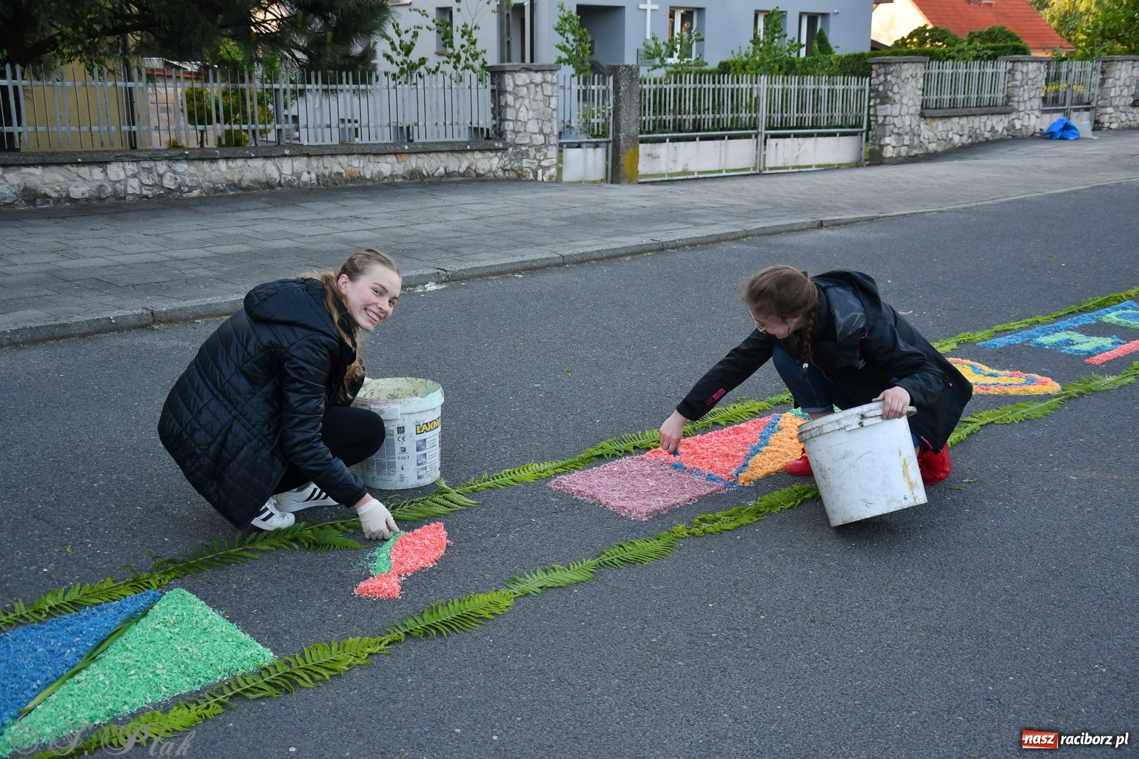 Zdjęcie w galerii na portalu naszraciborz.pl: W Sercu i Matce Bożej strojenie na Boże Ciało połączyło pokolenia wiadomości z regionu