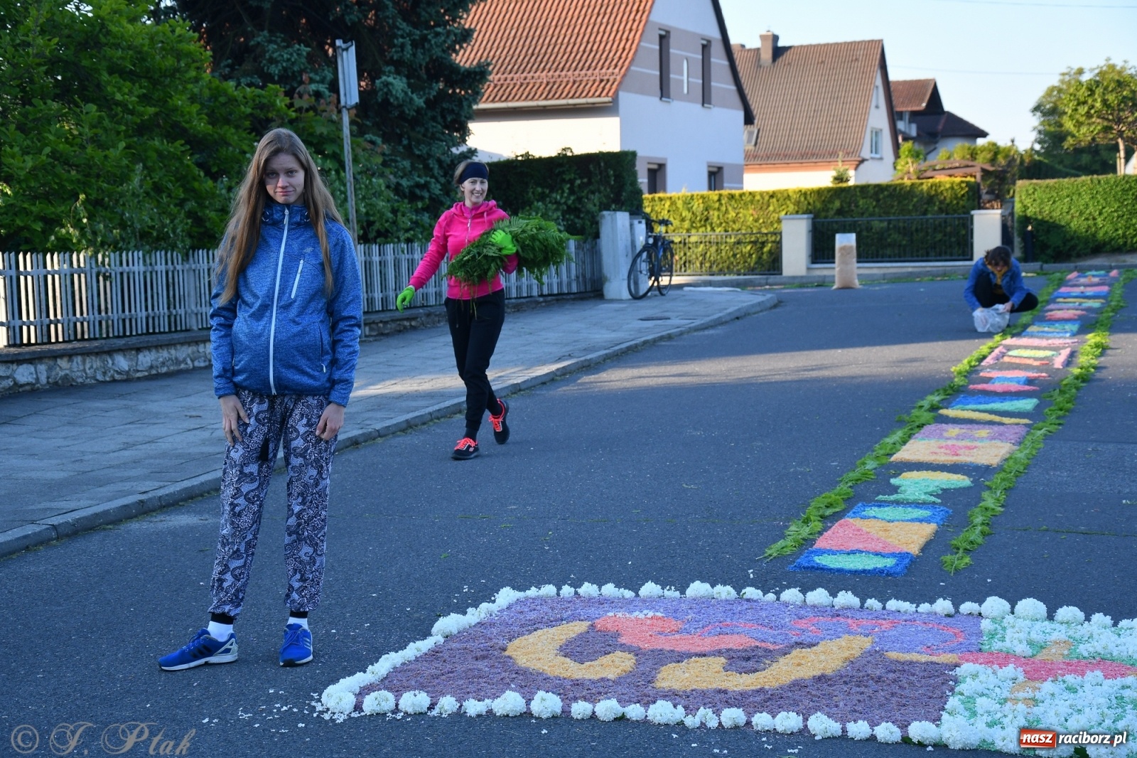 Zdjęcie w galerii na portalu naszraciborz.pl: W Sercu i Matce Bożej strojenie na Boże Ciało połączyło pokolenia wiadomości z regionu