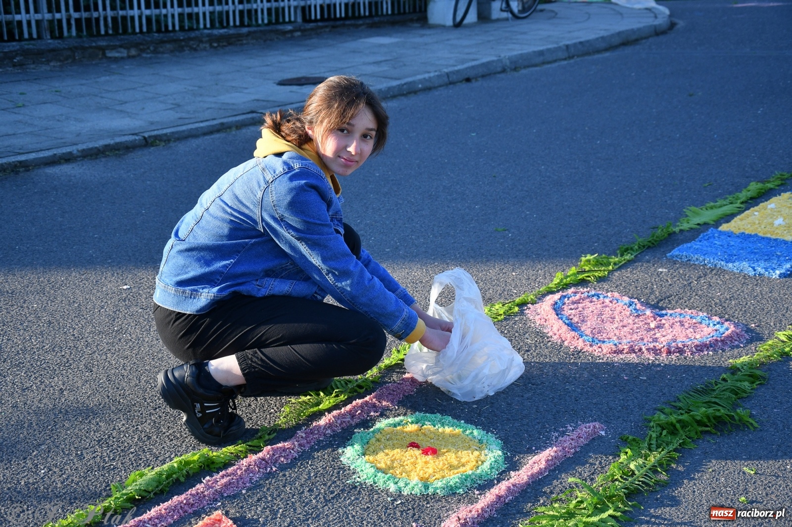 Zdjęcie w galerii na portalu naszraciborz.pl: W Sercu i Matce Bożej strojenie na Boże Ciało połączyło pokolenia wiadomości z regionu