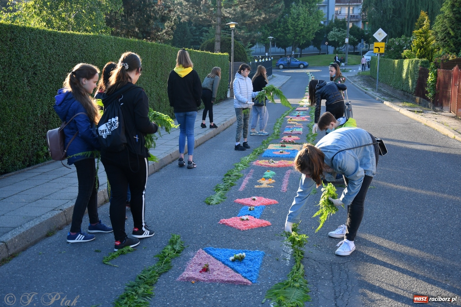 Zdjęcie w galerii na portalu naszraciborz.pl: W Sercu i Matce Bożej strojenie na Boże Ciało połączyło pokolenia wiadomości z regionu