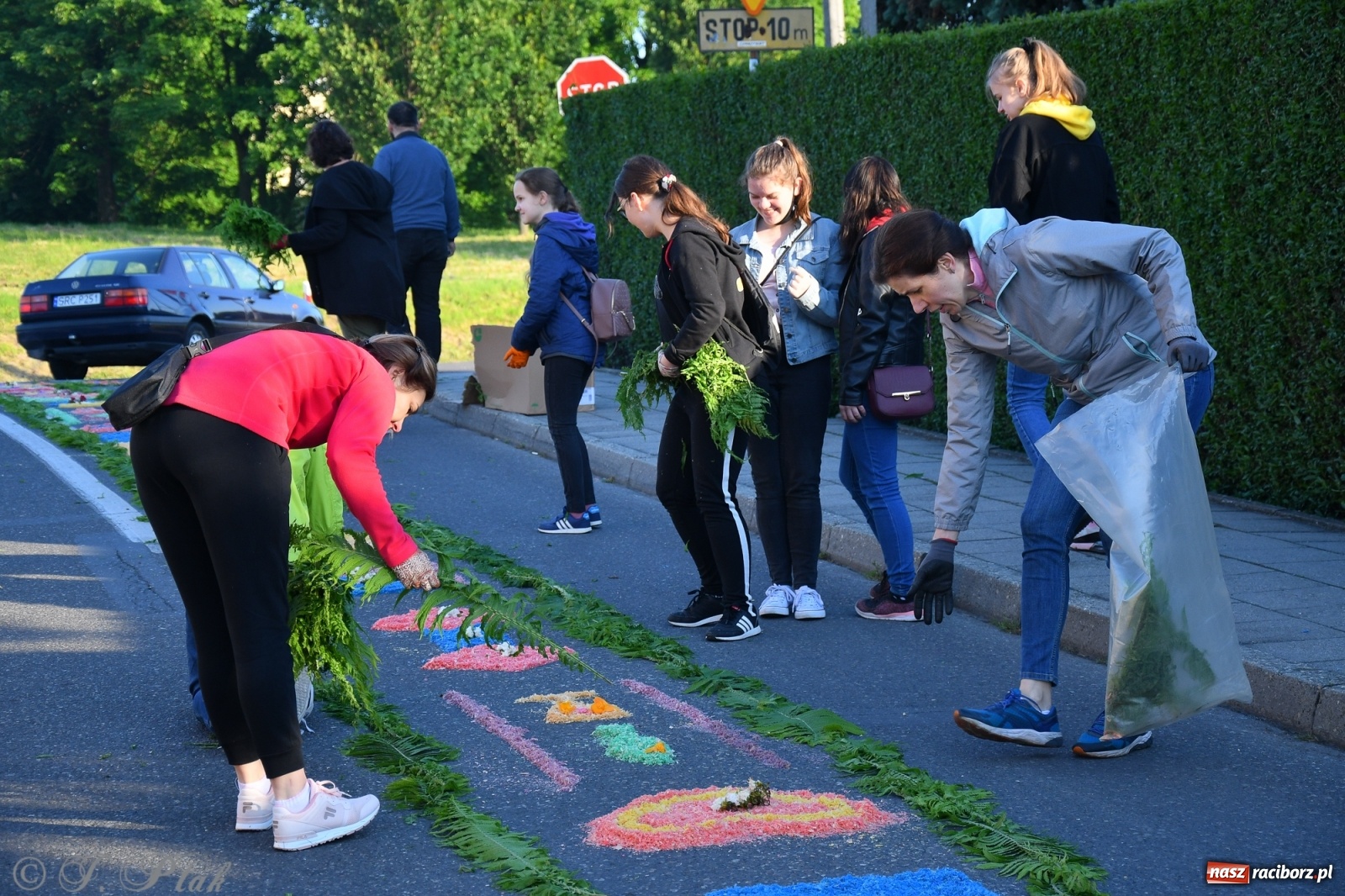 Zdjęcie w galerii na portalu naszraciborz.pl: W Sercu i Matce Bożej strojenie na Boże Ciało połączyło pokolenia wiadomości z regionu