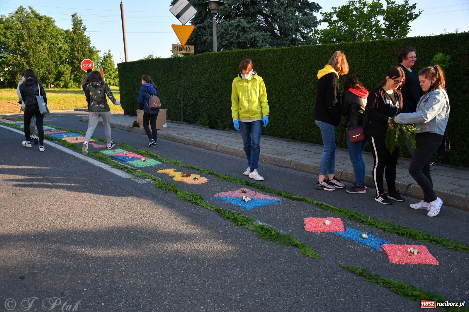 Zdjęcie w galerii na portalu naszraciborz.pl: W Sercu i Matce Bożej strojenie na Boże Ciało połączyło pokolenia wiadomości z regionu