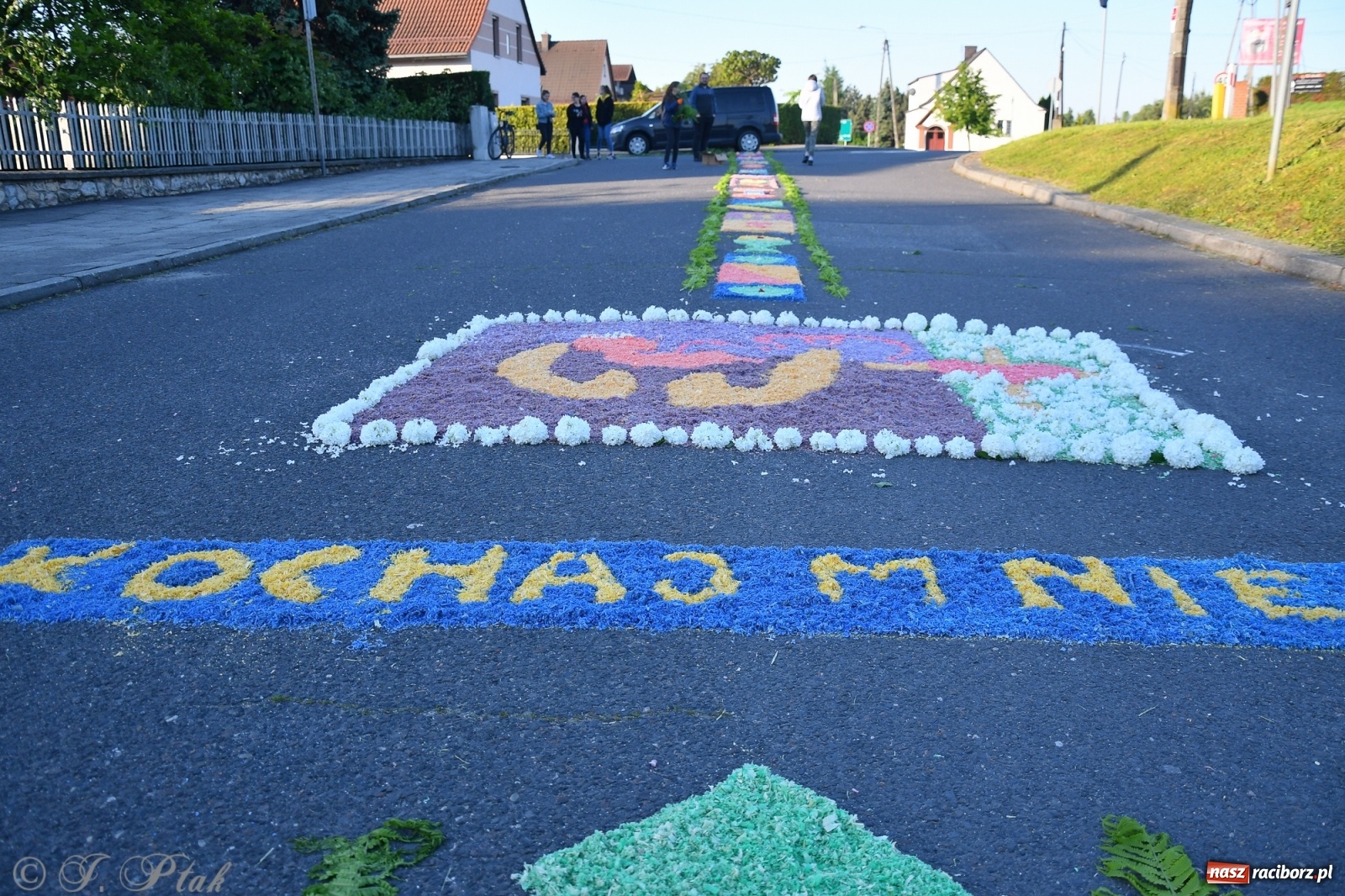 Zdjęcie w galerii na portalu naszraciborz.pl: W Sercu i Matce Bożej strojenie na Boże Ciało połączyło pokolenia wiadomości z regionu