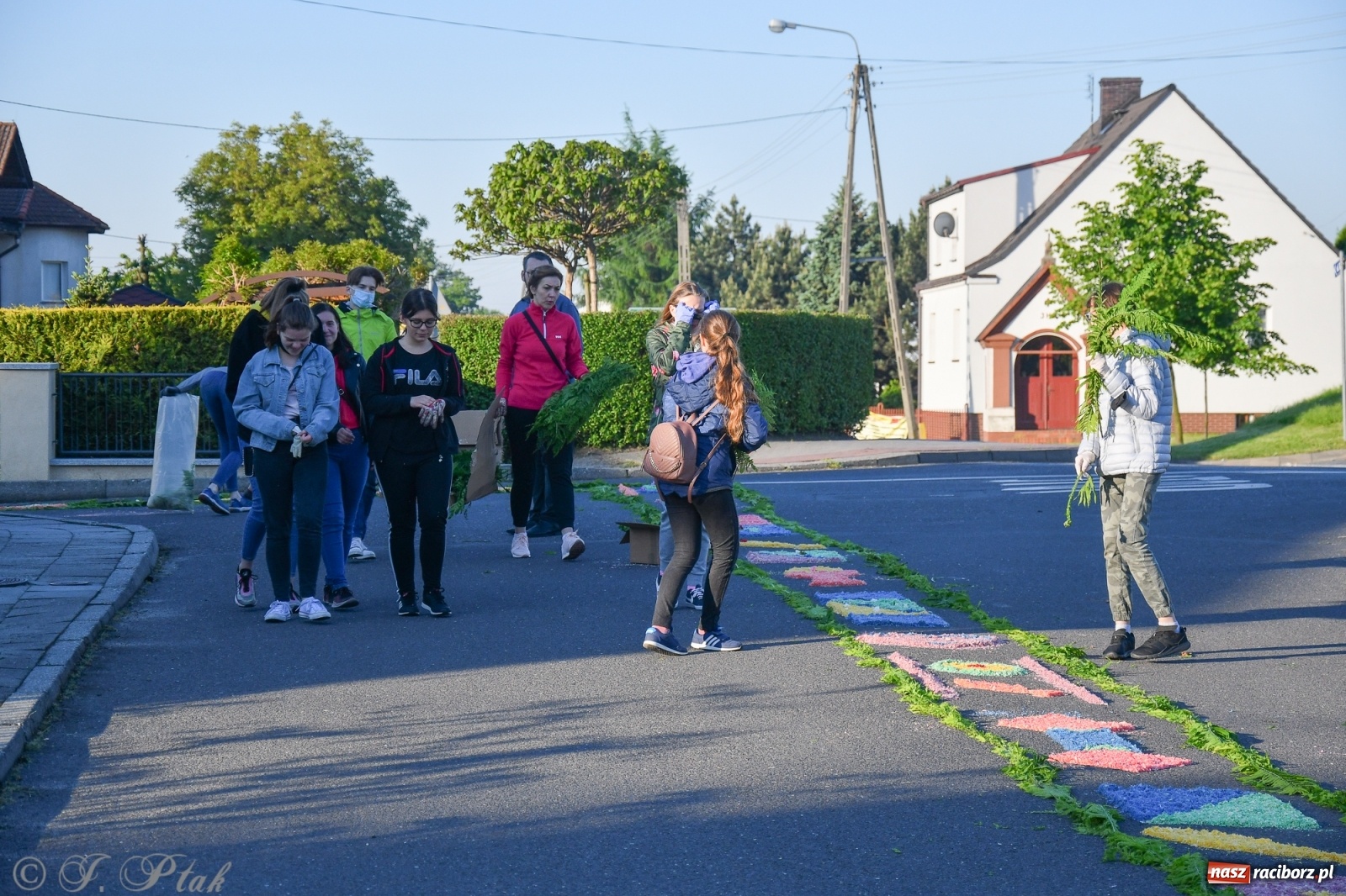 Zdjęcie w galerii na portalu naszraciborz.pl: W Sercu i Matce Bożej strojenie na Boże Ciało połączyło pokolenia wiadomości z regionu